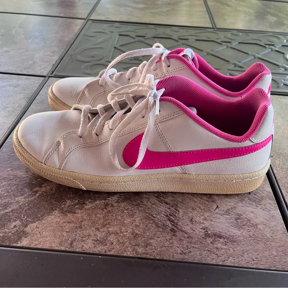 Nike youth Court Royal 833654-106 white/barbie pink 6.5Y tenniscore barbiecore